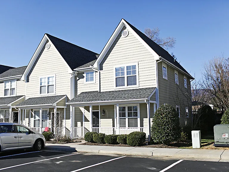 372 Joliet Ct — Photo 1