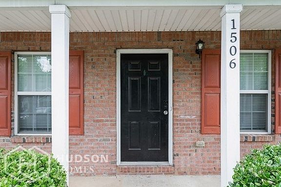 3rd image of 1506 Locomotive Dr NE