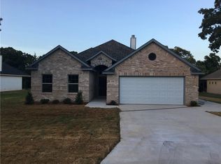 135 Comanche Dr, Lake Kiowa, TX 76240