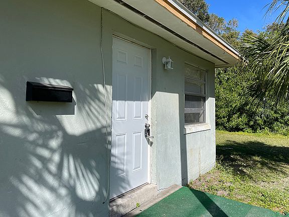 2nd image of 810 1/2 Palm Bluff St #B