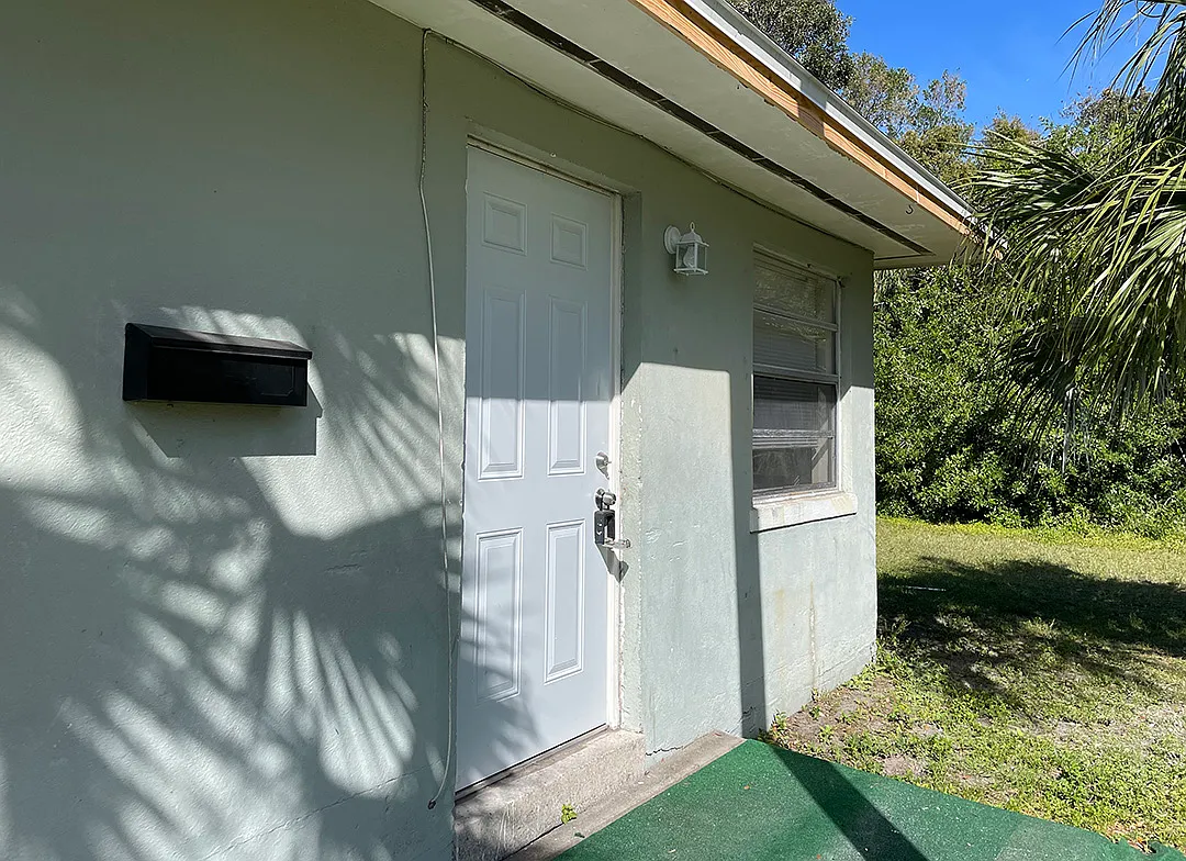Building Photo - 810 1/2 Palm Bluff St #B
