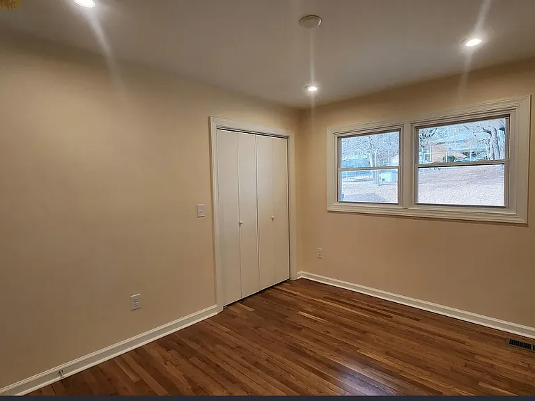 910 Ruby St — Photo 7
