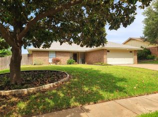 221 Lansford Dr, Benbrook, TX 76126