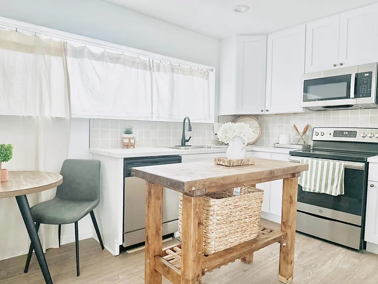 1372 Winston Ct #B — Photo 3