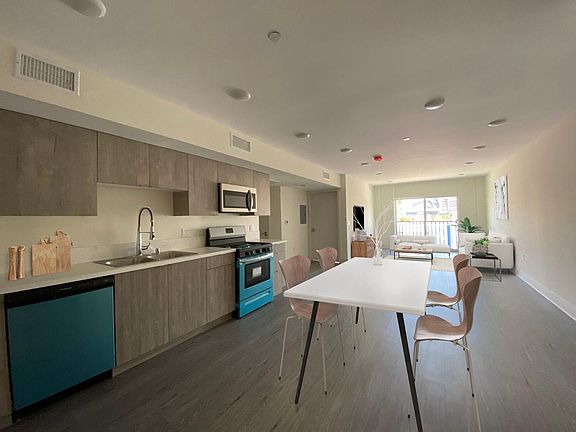 3rd image of 2022 W Sunset Blvd #505