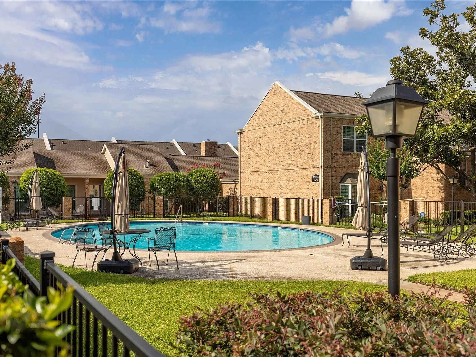 2 bed, 2.5 bath, 1796 sqft, $1,950 — Photo 1