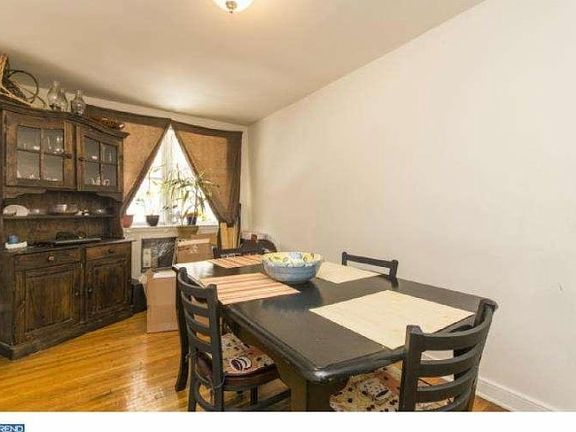 3rd image of 5850 Oxford Ave