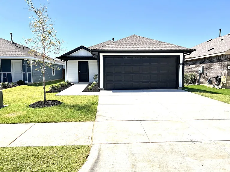 5557 Rollins Dr — Photo 1