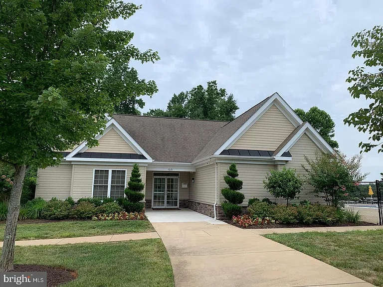 987 Longview Ln — Photo 3