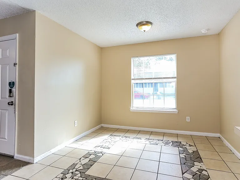 2409 McQuade St — Photo 5