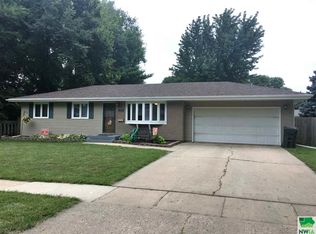 919 Valley View Dr, Vermillion, SD 57069