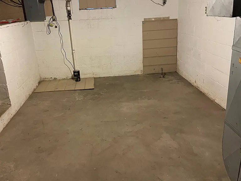 1366 Jennings Ave — Photo 4