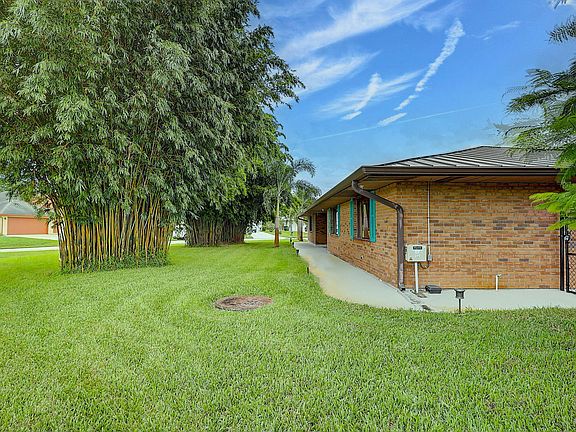 5th image of 2401 SE Saphire Terrace