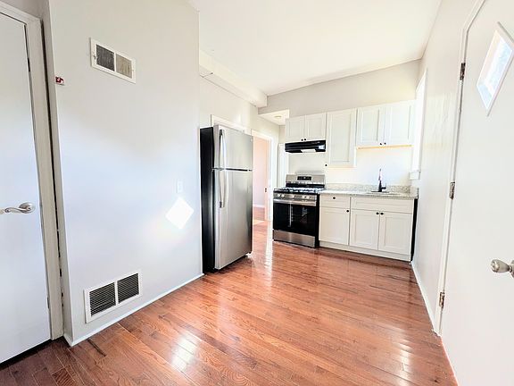 2nd image of 504A Schirmer St