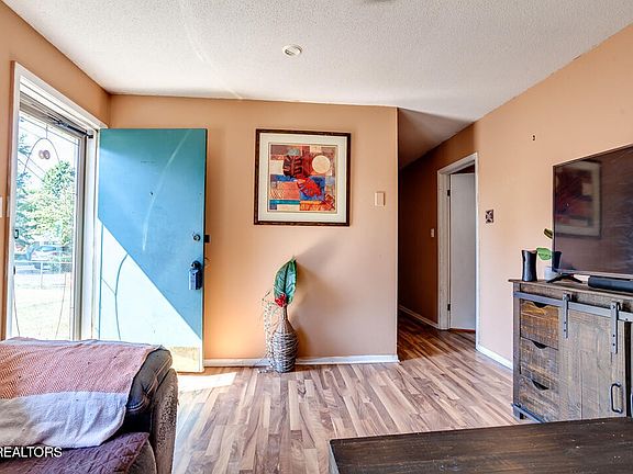 3rd image of 7200 Meadowbrook Cir