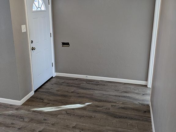 Front entry with coved ceiling