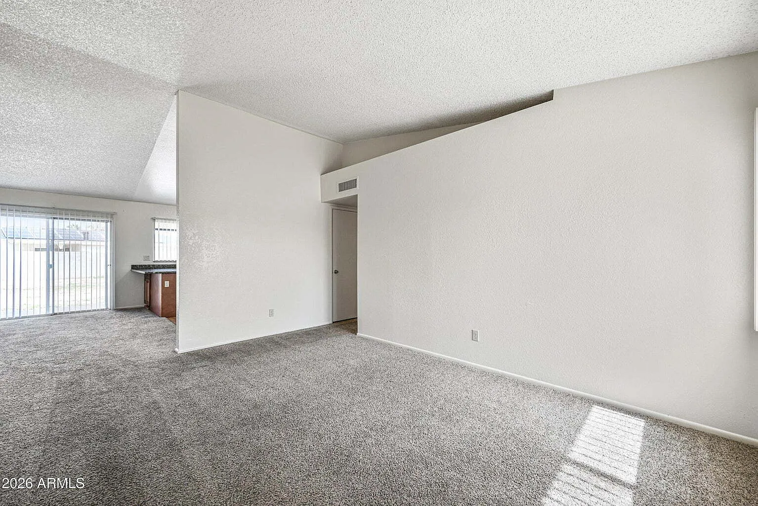 3 bed, 5.0 bath, 1292 sqft, $1,860 — Photo 4