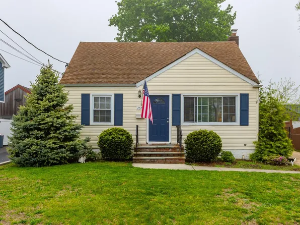 257 South 11th Street Street, Lindenhurst, NY 11757