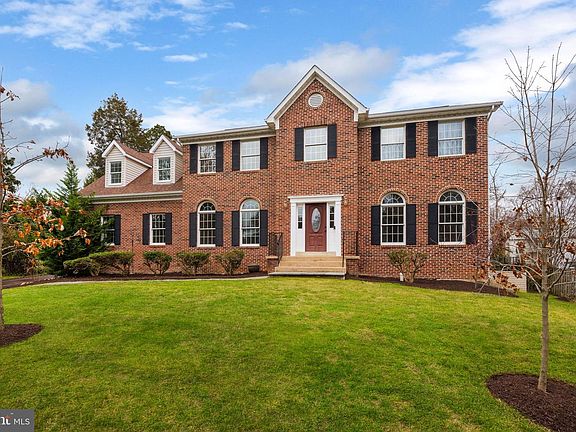 3rd image of 3400 Woodland Ln