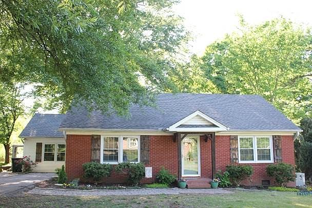 1st image of 23 Twin Oaks Pl