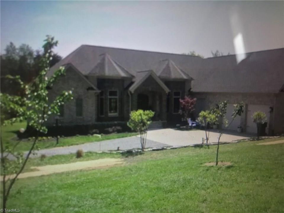 1st image of 3023 Country Ln