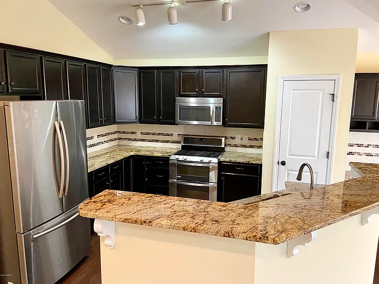 617 Cheltenham Dr — Photo 8