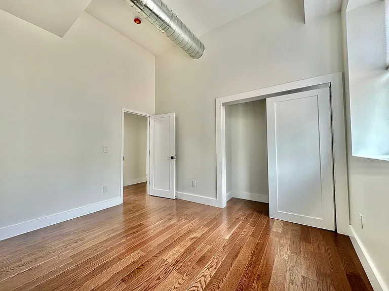 402 Crown St — Photo 15