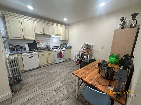 5th image of 194 Kelton St