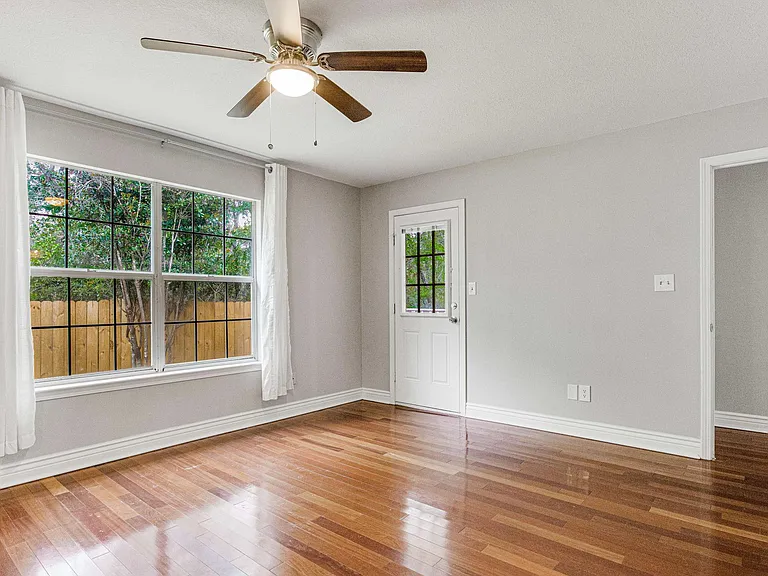 3420 Riverside Dr — Photo 36