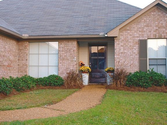 2nd image of 803 Clubhouse Dr