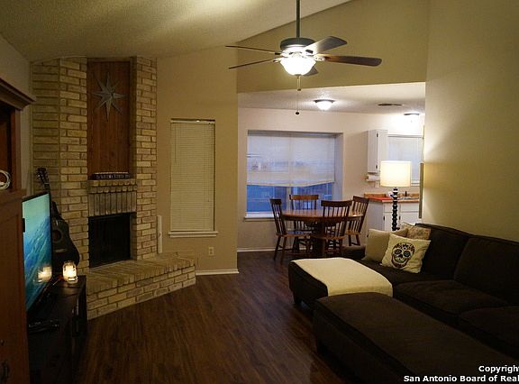 3rd image of 814 Meadow Arbor Ln