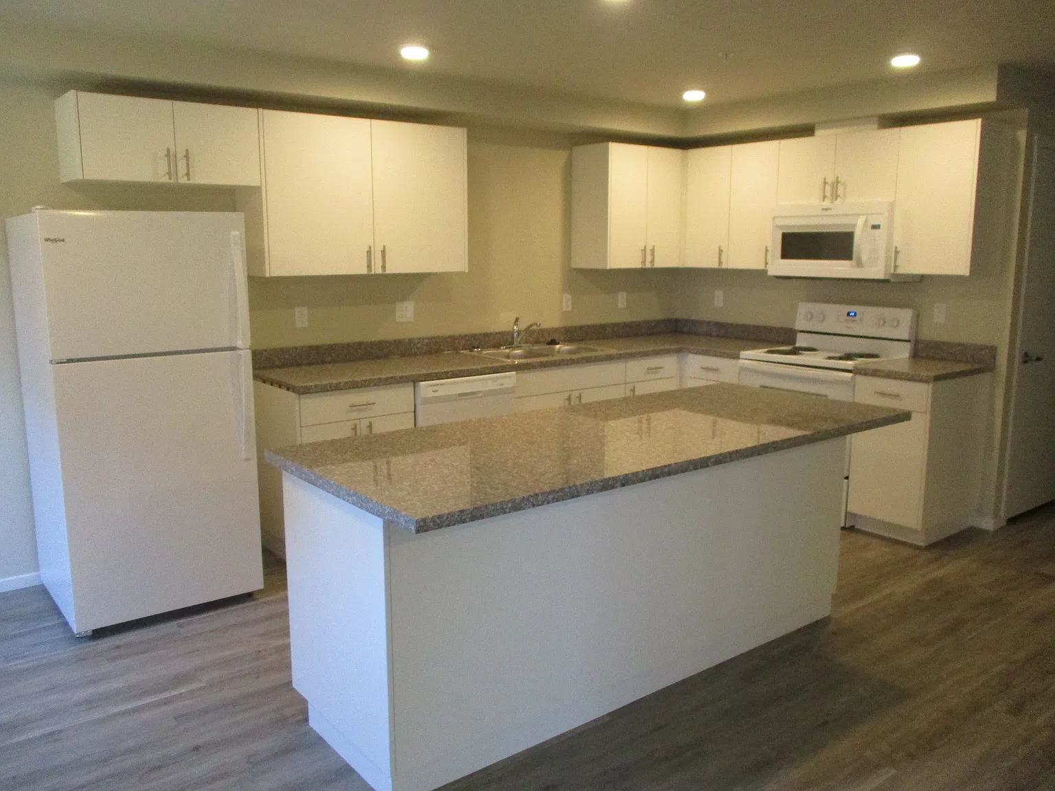 2 bed, 1000 sqft, $1,650 — Photo 2