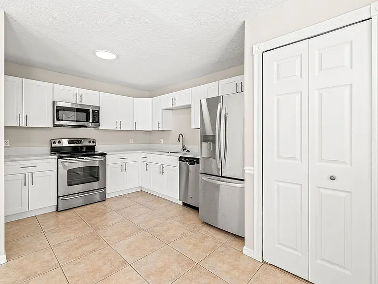 1542 N Lawnwood Cir #37D — Photo 3