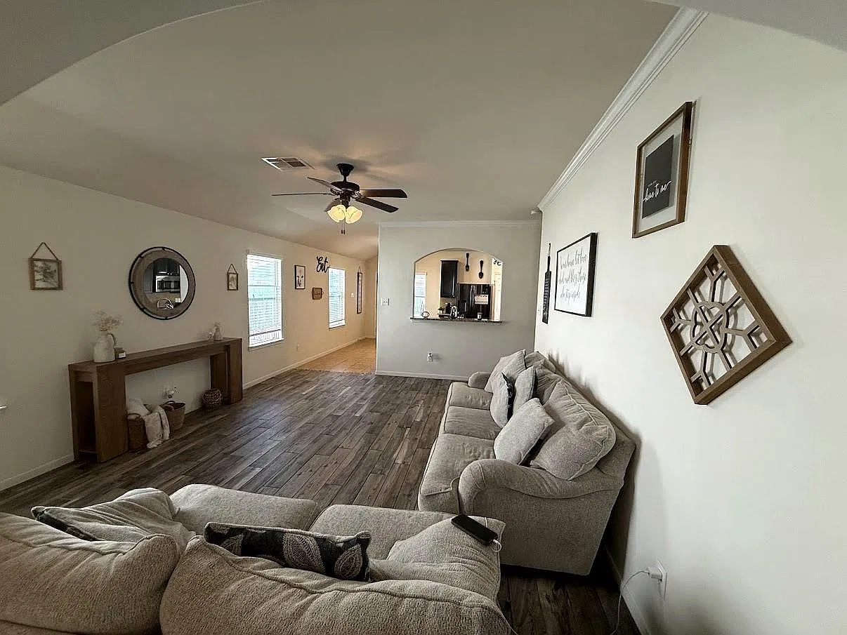 3 bed, 2.0 bath, 1915 sqft, $1,895 — Photo 4