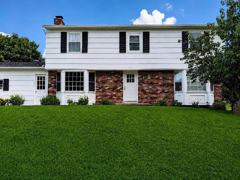 15 Crestview Dr — Photo 1
