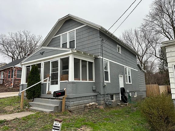 2nd image of 854 Leonard St NE