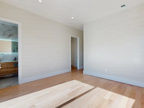 220 Freeman Avenue image 11 of 30