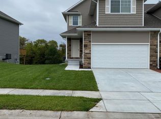 8726 Dunrovin Rd, Lincoln, NE 68526