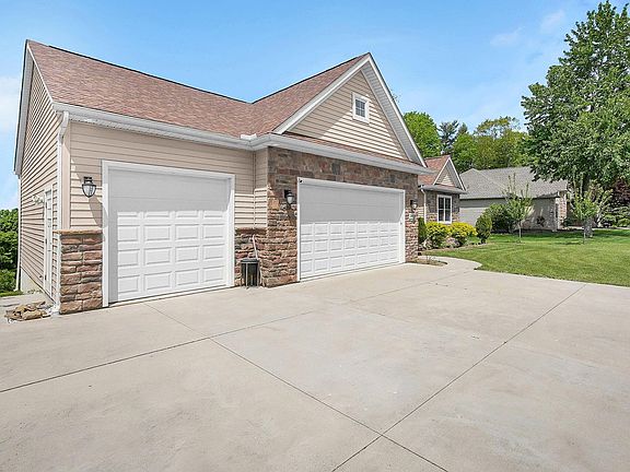 3rd image of 390 Laurel Oak Ln