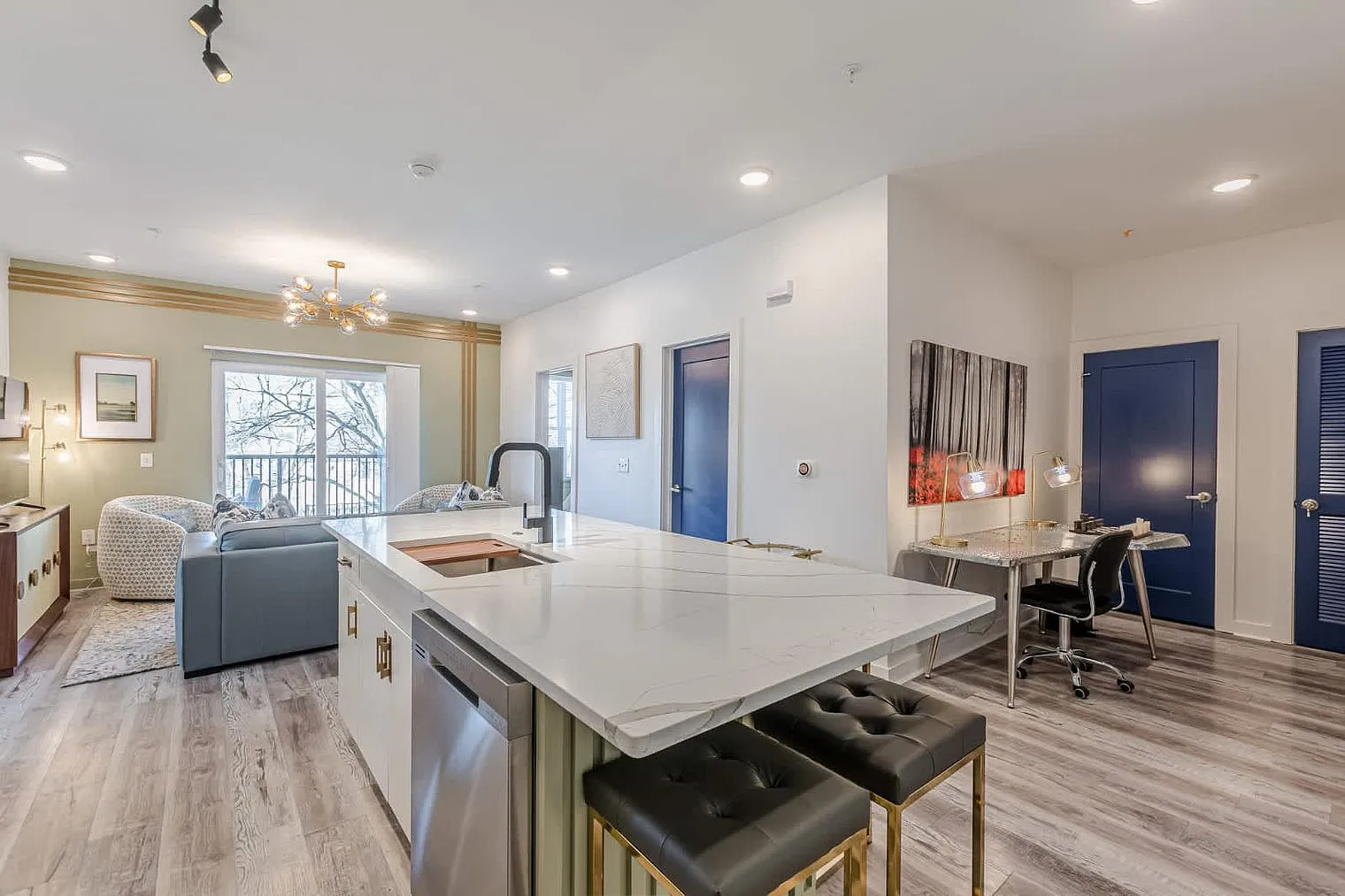 2 bed, 2.0 bath, 1151 sqft, $5,096 — Photo 3
