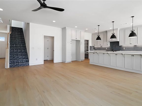 5th image of 950 Thornwood Pl