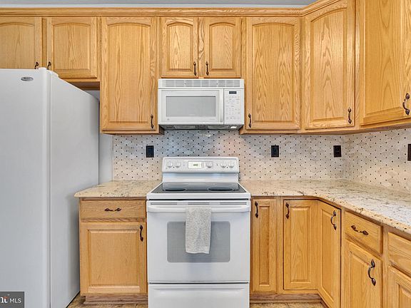 4th image of 1007 Canterbury Ln