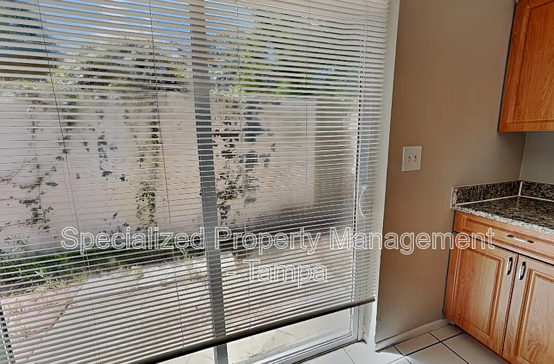 3 bed, 1.0 bath, 855 sqft, $1,599 — Photo 4