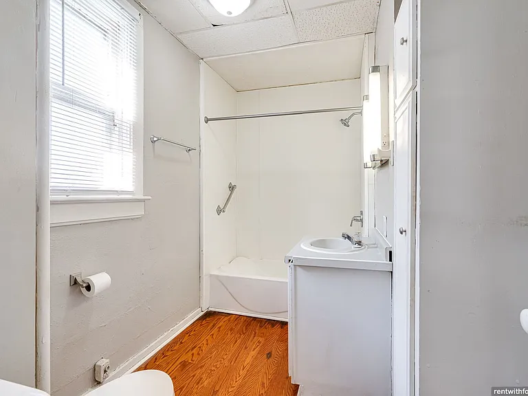 218 E. 8th St. — Photo 10