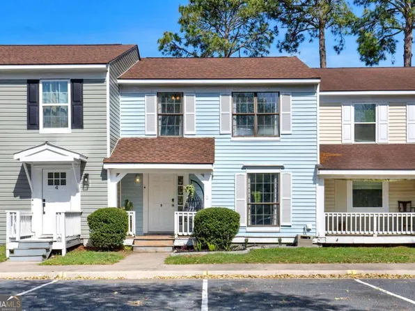 912 Pineland Ave, Fort Stewart, GA 31313