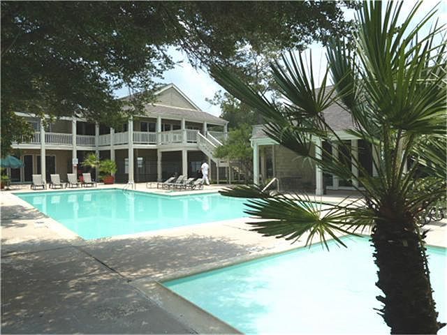 THE OAKS OF WOODLAKE IS A CAPTIVATING CONDOMINIUM COMPLEX THAT LIVES UP TO ITS NAME. FILLED WITH SEVERAL VARIETIES OF MATURE OAK TREES, AS WELL AS OTHER NATIVE TREES AND PLANTS, THE IDYLLIC COUNTRY-LIKE CHARACTER IS INCOMPARABLE.