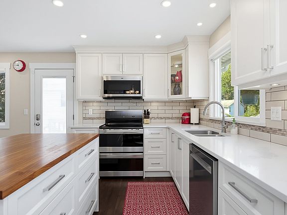 4th image of 3786 Robson Dr