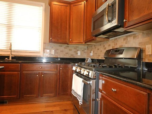 4th image of 10 Queen Anne Way