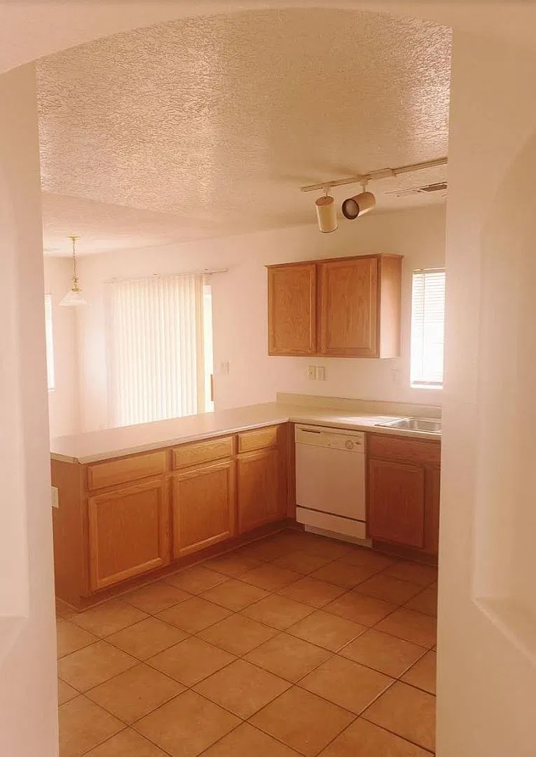 Coming Soon 4br/2.5 Bath 2100 Sqft House In Enchanted Hills — Photo 4