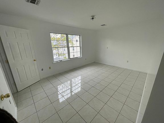 3rd image of 614 Bond St Floor 2
